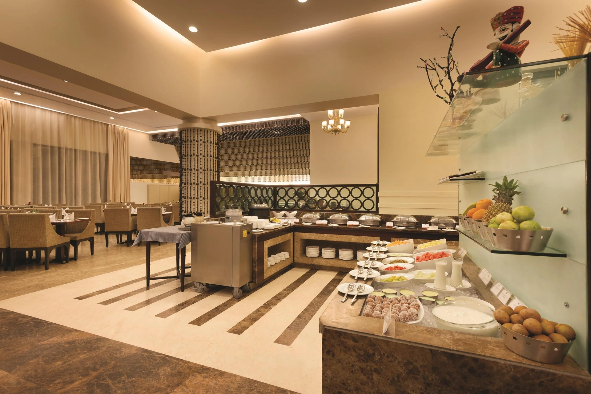 Hotel Ramada — interior view