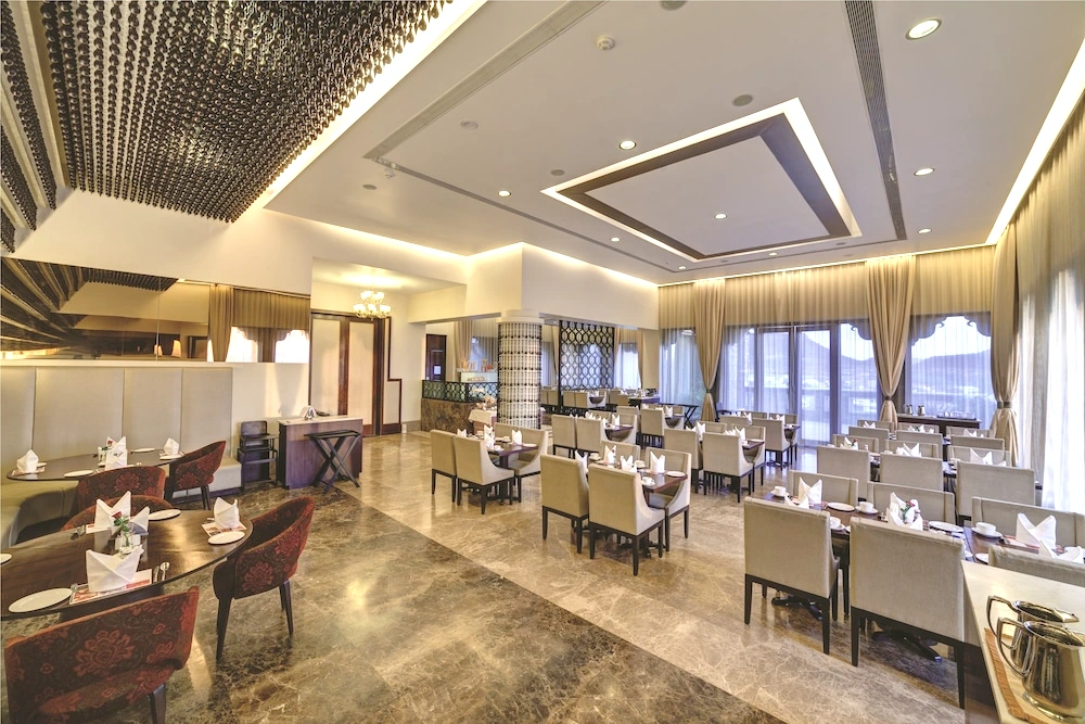 Hotel Ramada — interior view